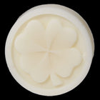 Blumenmaedchen CONDITIONER BAR Haircare Grow Me Conditioner, Cremeweisser Conditioner auf schwarzem Grund mit Kleeblattprägung