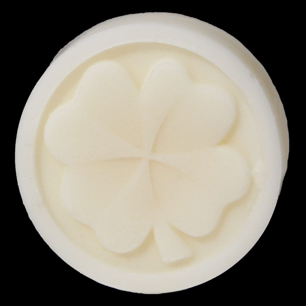 Blumenmaedchen CONDITIONER BAR Haircare Grow Me Conditioner, Cremeweisser Conditioner auf schwarzem Grund mit Kleeblattprägung