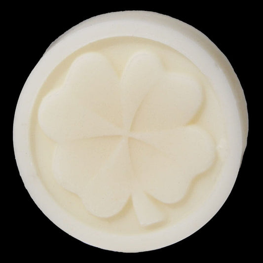Blumenmaedchen CONDITIONER BAR Haircare Grow Me Conditioner, Cremeweisser Conditioner auf schwarzem Grund mit Kleeblattprägung