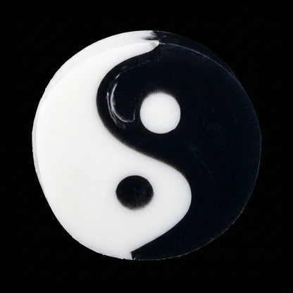 Pflanzliche Seife in Schwarz Weiss als Yin Yang Symbol von Blumenmaedchen