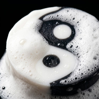 Pflanzliche Seife in Schwarz Weiss als Yin Yang Symbol von Blumenmaedchen mit schönem Schaum