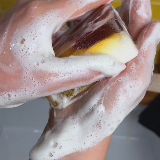 Blumenmaedchen PFLANZLICHE SEIFE Plum & Cream Kiss wird in den Händen aufgeschäumt