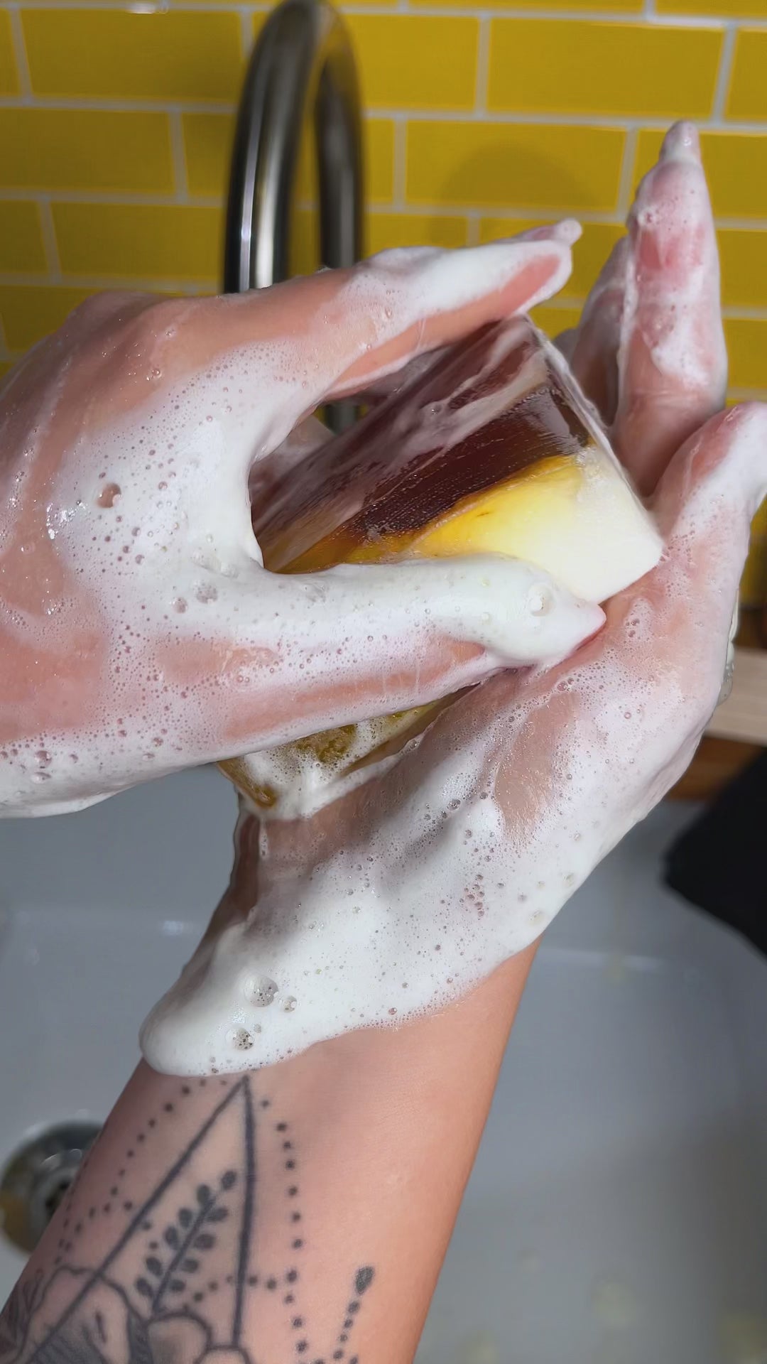 Blumenmaedchen PFLANZLICHE SEIFE Plum & Cream Kiss wird in den Händen aufgeschäumt